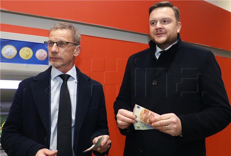 Vujčić i Primorac podigli prve eure na bankomatu