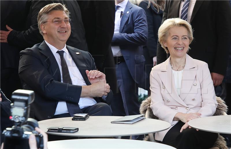 Andrej Plenković s Ursulom von der Leyen na Trgu bana Jelačića