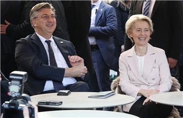 Andrej Plenković s Ursulom von der Leyen na Trgu bana Jelačića