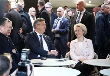 Andrej Plenković s Ursulom von der Leyen na Trgu bana Jelačića