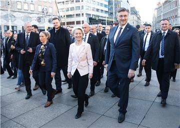 Andrej Plenković s Ursulom von der Leyen na Trgu bana Jelačića