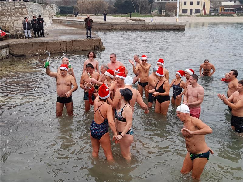 Pjenušac, čestitka i novogodišnje kupanje na pulskom Mornaru