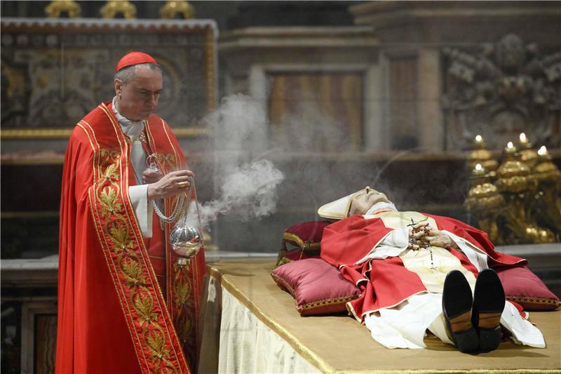 Vjernici u velikom broju odaju počast bivšem papi Benediktu XVI. 