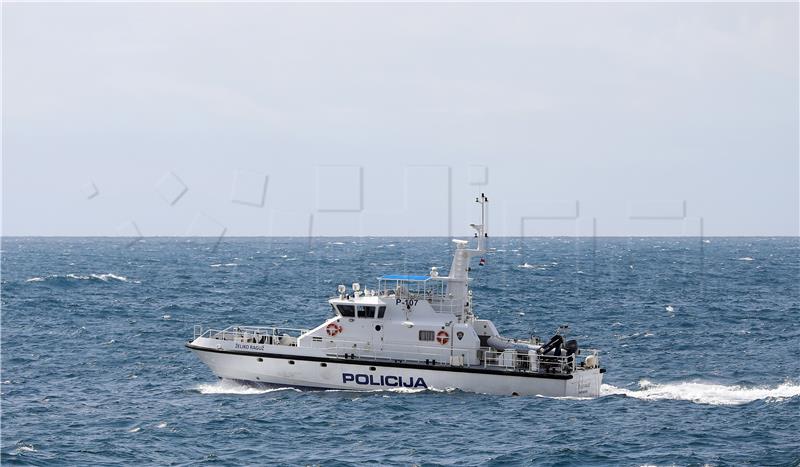 Ribar raketom otkrio svoj položaj, spašen iz nasukane brodice kod Cresa