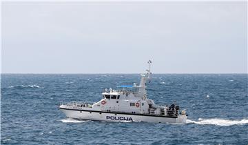 Ribar raketom otkrio svoj položaj, spašen iz nasukane brodice kod Cresa