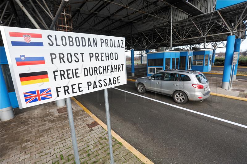 Automobili slobodno prelaze preko granice u Bregani