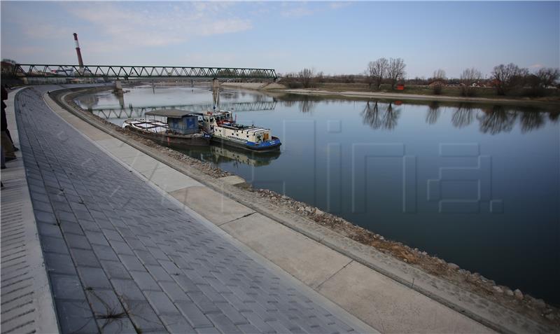 Worker suffers life-threatening injuries after port crane collapses in Osijek