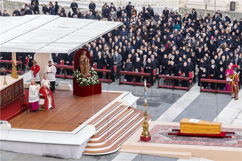 Vatikan: Papin lijes iznesen na Trg svetog Petra