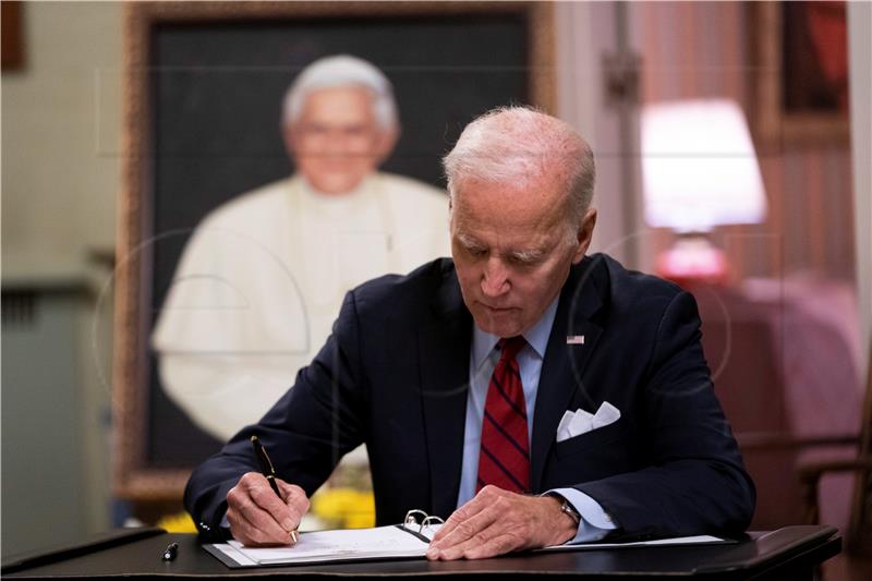 Biden se upisao u knjigu žalosti za bivšeg papu Benedikta