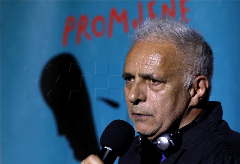 Pisac Hanif Kureishi kaže da ne može pomicati ruke ni noge nakon pada