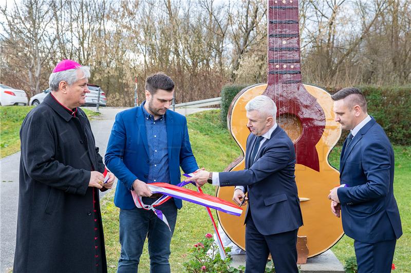 Prelošćica: Spomenik i sveta misa stoljetnoj tradiciji tambure