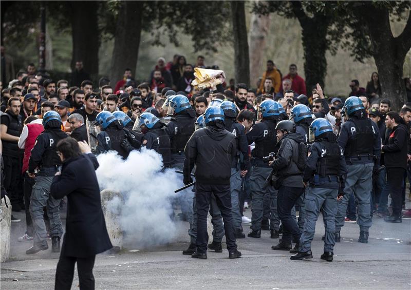 Sukob navijača Napolija i Rome, dvije osobe ozlijeđene