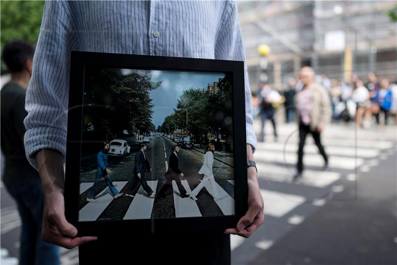 McCartneya zamalo pregazio auto na zebri Abbey Road pri snimanju filma