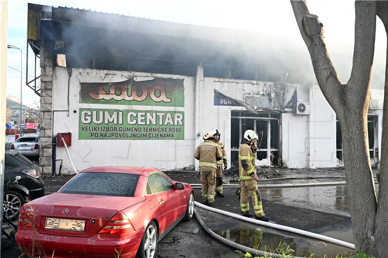 Veliki požar u Splitu gasi 30 vatrogasaca