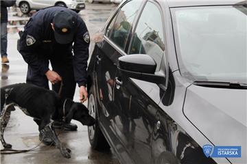 Policijski pas otkrio 340 grama kokaina u automobilu 30-godišnjaka