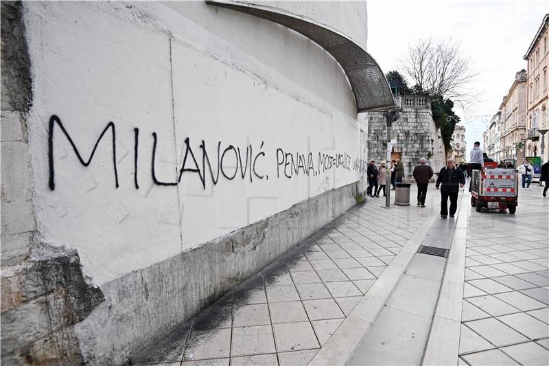 Po splitskim zgradama osvanuli grafiti protiv Milanovića i Penave, bit će uklonjeni