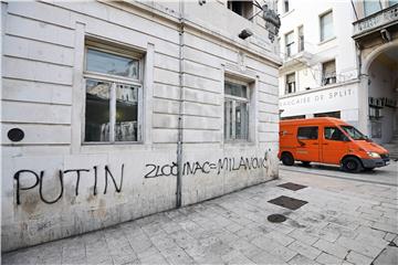 Po splitskim zgradama osvanuli grafiti protiv Milanovića i Penave, bit će uklonjeni