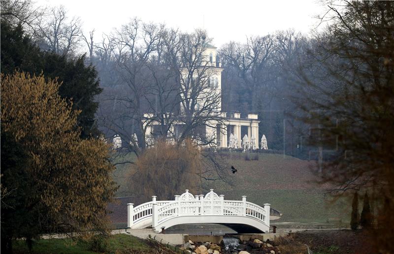 Životinjama u Zoološkom vrtu darovani borovi nakon blagdana