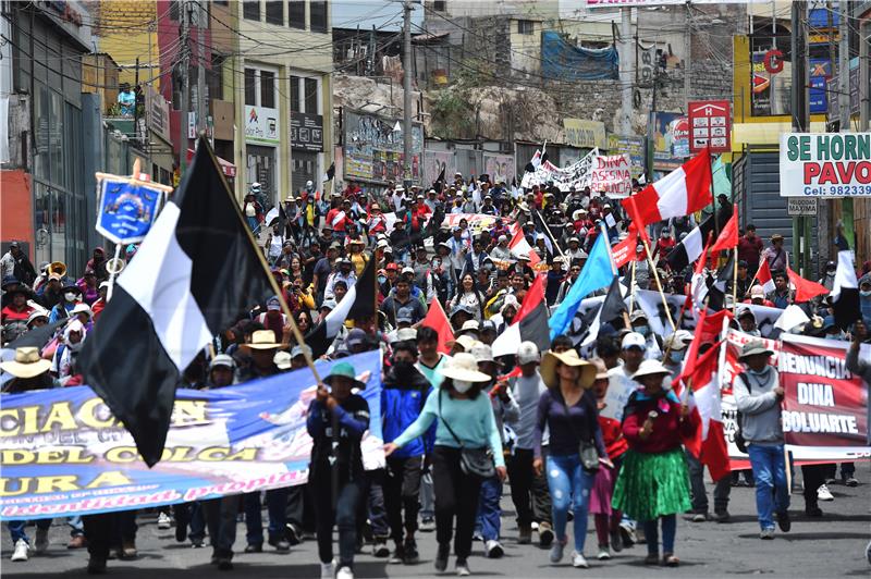 Peru: Tisuće prosvjednika pristižu u Limu