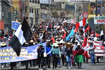 Peru: Tisuće prosvjednika pristižu u Limu