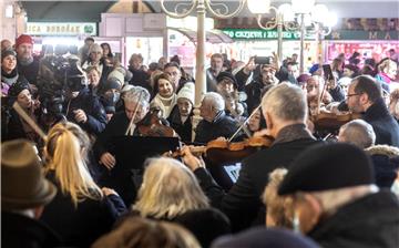 Zagrebački solisti na Dolcu održali mini koncert posvećen Ivi Robiću