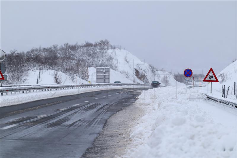 Snijeg otežava promet u dalmatinskom zaleđu 