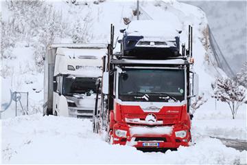 Snijeg otežava promet u dalmatinskom zaleđu 