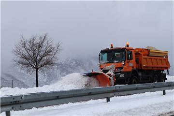 Snijeg otežava promet u dalmatinskom zaleđu 