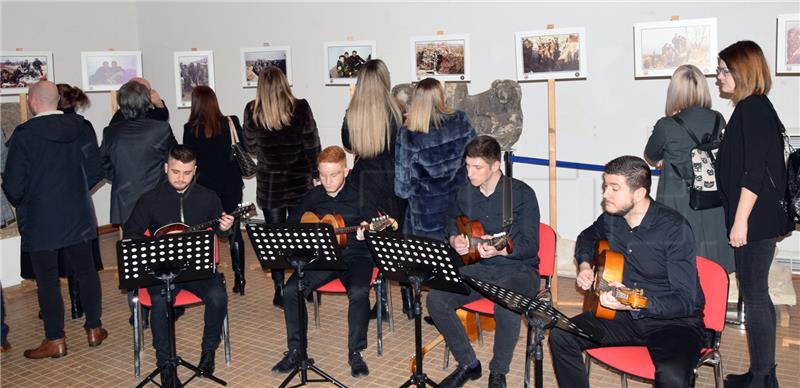 Osijek: Otvorena izložba ratnih fotografija