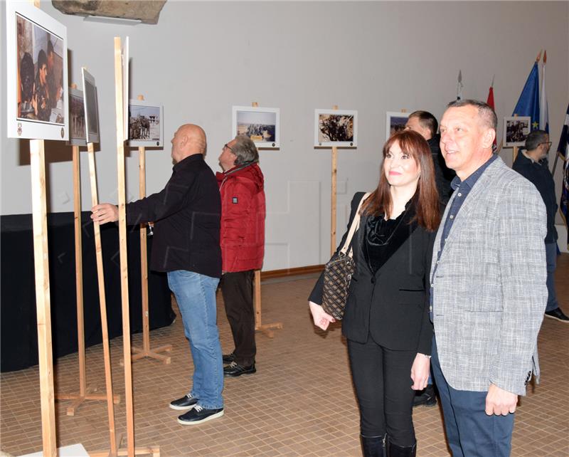 Osijek: Otvorena izložba ratnih fotografija