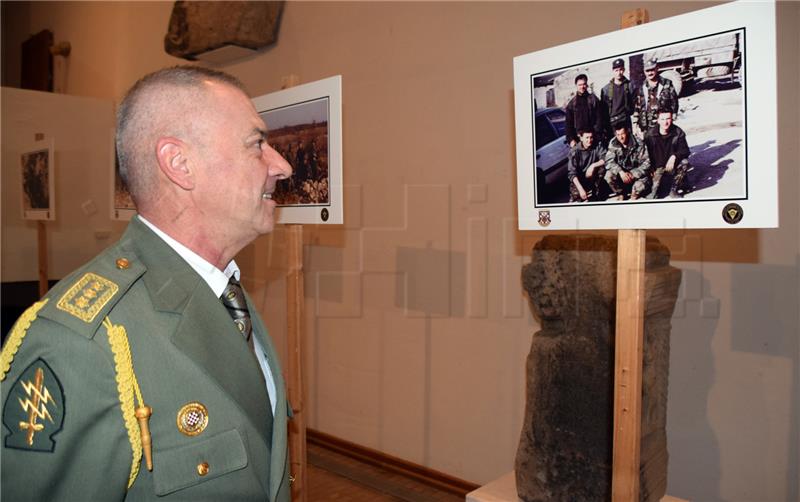 Osijek: Otvorena izložba ratnih fotografija