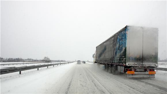 HAK: Zbog snijega na A6 zaustavljeno više vozila izvanrednog prijevoza 