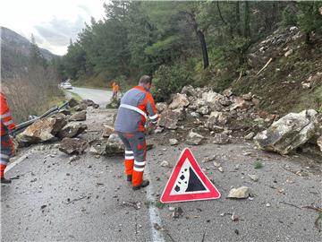 Kamene gromade pale na cestu Omiš - Radmanove  mlinice, nije bilo vozila   