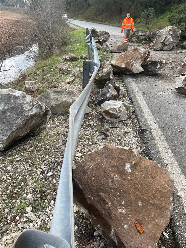 Kamene gromade pale na cestu Omiš - Radmanove mlinice, nije bilo vozila