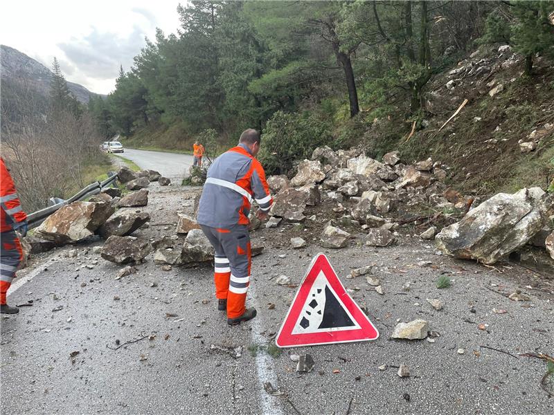 Kamene gromade pale na cestu Omiš - Radmanove mlinice, nije bilo vozila