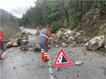 Kamene gromade pale na cestu Omiš - Radmanove mlinice, nije bilo vozila