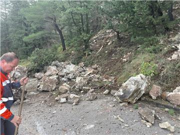 Kamene gromade pale na cestu Omiš - Radmanove mlinice, nije bilo vozila