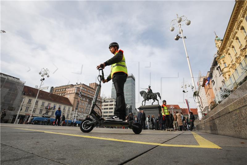 Na Jelačićevu trgu 81-godišnjak pao s električnog romobila i teško se ozlijedio