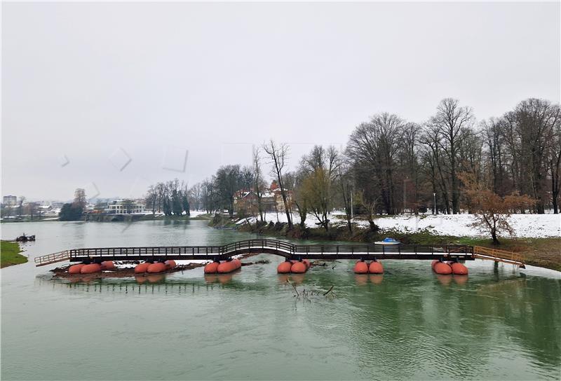 Botaničar upozorio da vezivanje pontonca ugrožava stabla, Grad Karlovac negira