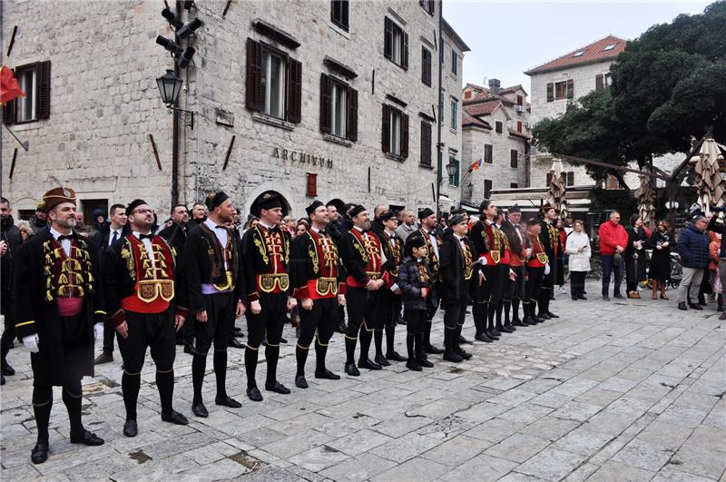 Lodama počele tradicionalne Tripundanske svečanosti u Kotoru