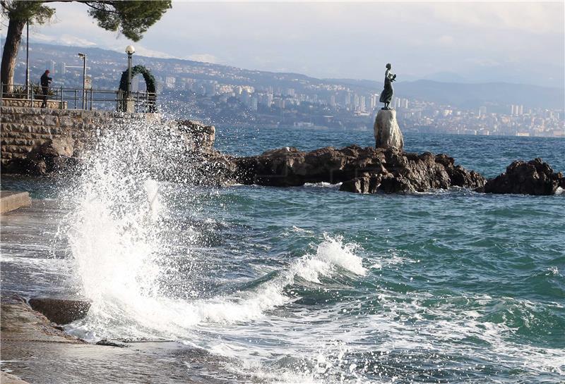 Opatija: Plaža Slatina okupana valovima