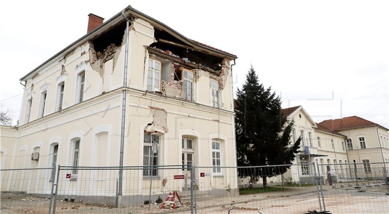 Počeli zaštitni radovi na teško oštećenom sisačkom željezničkom kolodvoru