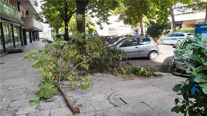 Olujni vjetar radi probleme u Splitu; lakše ozlijeđen dječak