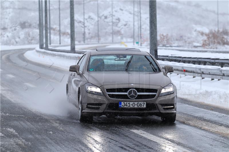 Snježne oluje prekinule opskrbu električnom energijom i poremetile promet u JI Europi