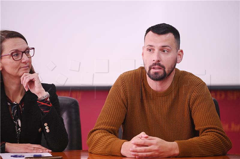 Izjava za novinare na temu socijalnih stanova, Bojan Ivošević i Maja Đerek