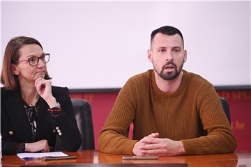 Izjava za novinare na temu socijalnih stanova, Bojan Ivošević i Maja Đerek