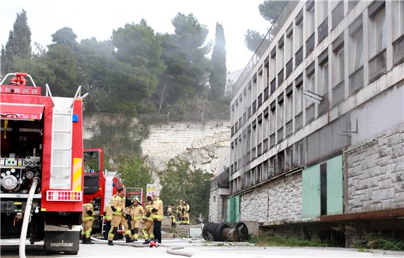 Požar u napuštenom objektu kod Miramarske ceste, jedna osoba nagutala se dima