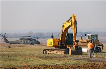 Banožić obišao radove na izgradnji hangara za helikoptere Black Hawk