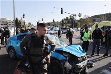 Palestinac se zabio vozilom u autobusnu stanicu kod Jeruzalema, dvoje mrtvih