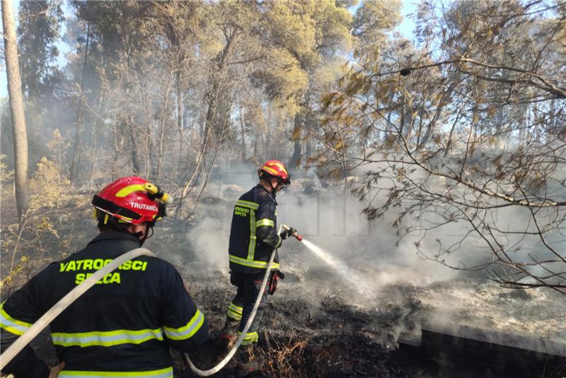 Ugašen požar na području Supetra na Braču